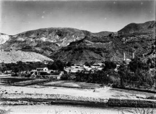 Stadtbild : Siedlung zwischen Fluss und Bergen