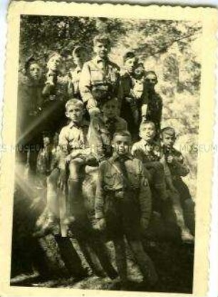 Gruppenbild von Hitlerjungen auf Felsen
