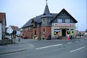 Front des "Einkaufszentrums"; Fachwerkbau mit Turm, Obergeschoß beschiefert