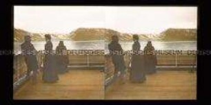 Blick vom Schiffsdeck mit Passagieren auf Spitzbergen, Advent Bay