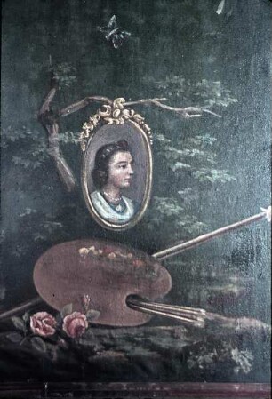 Tapete mit Bändern, Medaillons und Gegenständen — Bildnis einer jungen Frau mit Malerpalette, Pinseln und Malerstock