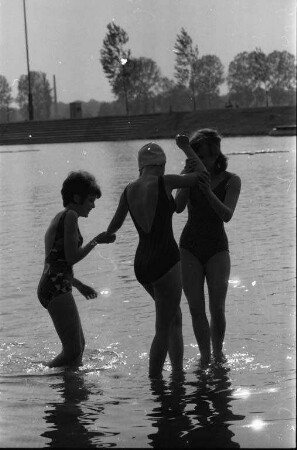 Beginn des Badebetriebs im Rheinstrandbad Rappenwört.