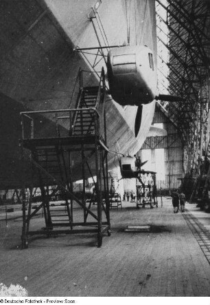 Friedrichshafen, Luftschiff "Graf Zeppelin" und Motorengondel : Friedrichshafen. Luftschiff "Graf Zeppelin". Arbeitsgerüst an der Motorgondel in der Halle in Friedrichshafen.