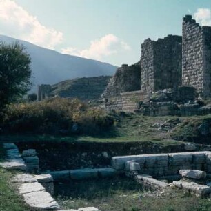 Dodona, Zeus-Heiligtum. Blick zu den turmartigen Stützbauten des kolossalen Theaters. Kepyrrleos