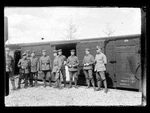 Gebirgstruppen, württembergische vor Eisenbahnwagen (Gruppenbild)