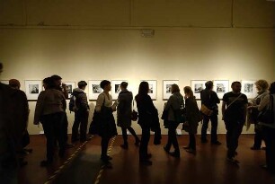 Besucher in der Ausstellung