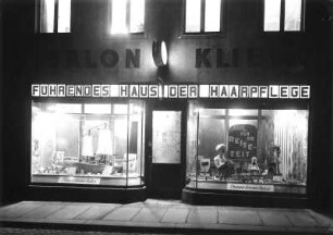 Roßwein. Wohnhaus mit Friseur-Salon Kliem, Dresdner Straße 22. Schaufenster