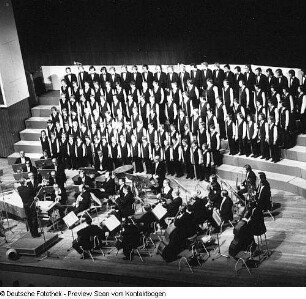 Neuer Chor Dresden, Kinder- und Jugendchor sowie Knabenchor Dresden unter Chorleiter Manfred Winter. Konzert mit dem Staatlichen Sinfonieorchester Pirna im Kulturpalast Dresden (Moderatorin Traute Richter), 25.05.1975