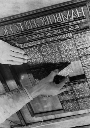 Das Anpassen der Textzeilen auf der Titelseite der Tageszeitung "Hamburger Echo" 1948