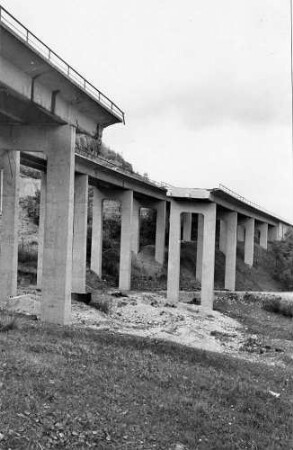 Franzosenschluchtbrücke (L1213), km 162,447 Vor dem Wiederaufbau der gesprengten Fahrbahn Stuttgart - Ulm. Die Fahrbahn Stuttgart - Ulm wurde 1947 wiederhergestellt.