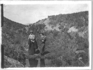 Türkei. Zwei Frauen in hügeliger Landschaft auf einem Spaziergang