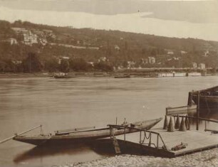 Dresden-Loschwitz. Bootsanlegestelle an der Elbe. Blick über den Fluss zur Gaststätte "Viktoriahöhe", rechter Teil eines dreiteiligen Panoramas (df_hauptkatalog_0095619)