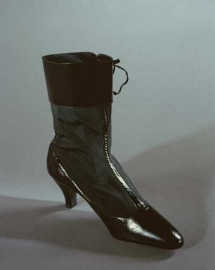 Schwarze Stiefel aus Leder und elastischem Stoff mit seitlicher Schnürung (Archivtitel)