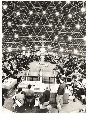 Deutscher Pavillon auf der Weltausstellung, Osaka: Kugelauditorium Innenansicht