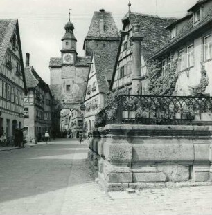 Rothenburg ob der Tauber. Röderstraße. Blick zum Röderbogen und Markusturm nach Westen