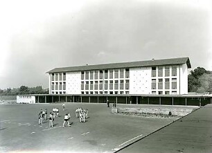 Grund, Peter; Schule - Außenansicht mit Schulhof