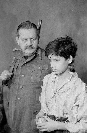Szenenbilder aus dem Stück "Die Sonnenbrucks" von Leon Kruczkowski am Deutschen Theater Berlin : Szene mit Hans Stiebner als Hoppe (links)