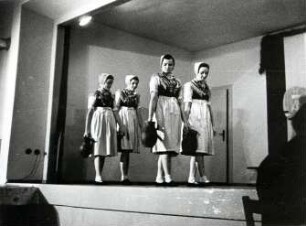 Tanzgruppe aus Schleife : Volksmusik - Tanz. Ort: Slepo / Schleife. Tanzgruppe des Folkloreensembles Schleife stellt den Tanz "Nach dem Osterwasser" (Po jutrownu wodu) vor, 1976