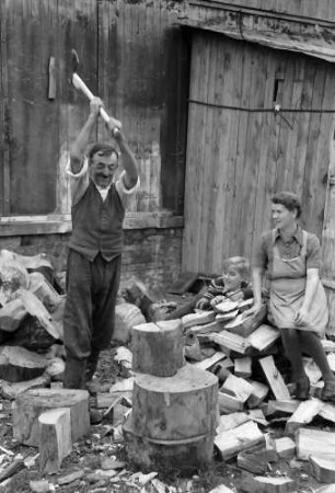 Neuenburg: Type aus dem Barackenlager, holzhackend