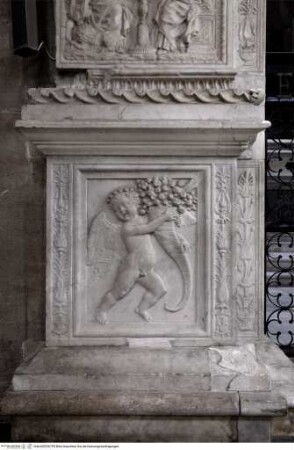Marmorbogen, Sockeldekoration, Putto mit Füllhorn