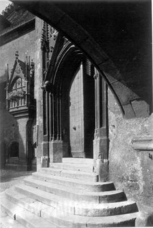 Regensburg. Altes Rathaus (M. 13. Jh.). Erker am Reichssaalbau und Hauptportal ( A. 15. Jh.) mit Treppe. Blick aus der Durchfahrt