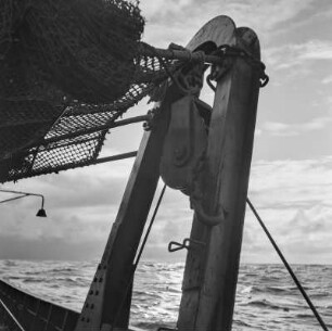 Seilwinde mit Netz, Männer am Netz, Fischdampfer PC312 Tirol