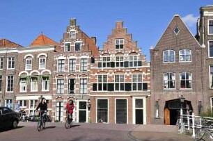 Leiden - Giebelhäuser : Typische steinerne Giebelhäuser an einer Gracht, aufgenommen in Leiden am 6. April 2010