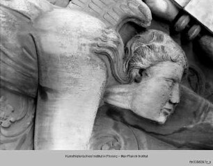 Reliefs am Portalgiebel - Portalgiebel