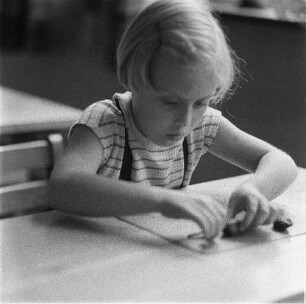 Ganztagsschule (Spielen-Lernen-spielend lernen). Beim Basteln im Schulhort (wahrscheinlich in der Haydnschule in Dresden-Striesen)