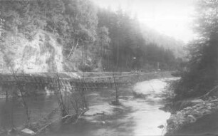 Zerstörte Straße und vollständig zerstörter Eisenbahndamm zwischen Oberschlottwitz und Glashütte : Hochwasserkatastrophe vom 08.07.1927 im Müglitztal. Zerstörte Straße und vollständig zerstörter Eisenbahndamm zwischen Oberschlottwitz und Glashütte am 13.7.1927