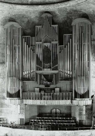 Viermanualige Orgel der Gebr. Jehmlich, op. 800 (1963; Entwurf Fritz Steudtner). 76 Register