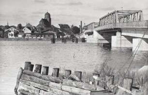 Wolgast, Stadt : Wolgast. Stadtansicht von Usedom über den Peenestrom von Nordosten mit Straßenbrücke und Petrikirche