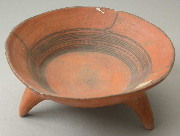 Tripod bowl made of clay