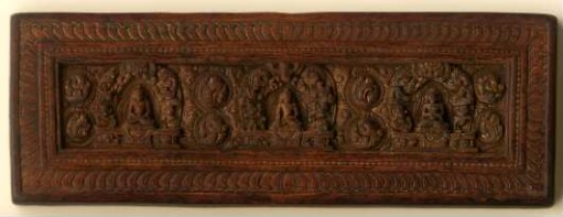 Tibetischer Buchdeckel mit Darstellung des Buddha Shakyamuni, flankiert von zwei weiteren Buddhas