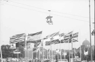 München: Sesselbahn über Flaggenmeer