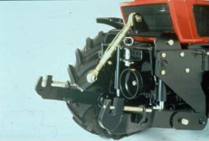 Fotografie: Traktor, Antriebs- und Anbausystem, Dreipunktaufhängung, Frontkraftheber, Zapfwelle
