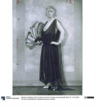 Frau in Kleid von Gerson, Prager und Hausdorff