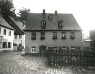 Schwarzenberg. Wohnhaus, Vorstadt 5 (um 1800). Straßenfront (Traufseite) mit Einfriedung