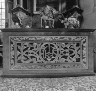 Südlicher Seitenaltar — Antependium mit Bandel- und Laubwerk