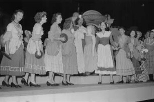Szenenbilder aus der Oper "Madame Pompadour" von Leo Fall (Uraufführung: 1922.09.09) am Metropol-Theater Berlin, 1951 : Szenenbild