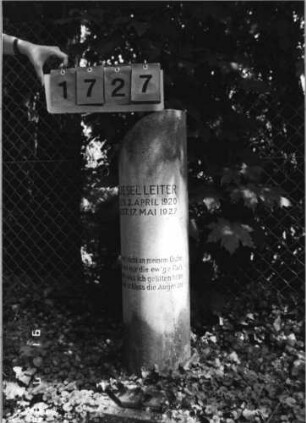 Grabstein 1727 [Hahn S. 242 Grab-Nr. 2545]