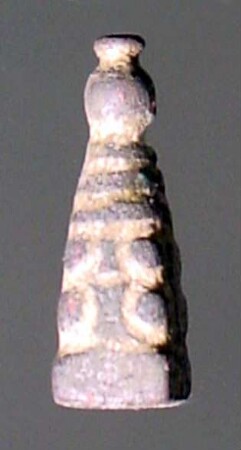 Pyramidaler Anhänger (?) ohne die Spur einer Öse, vielleicht umgekehrt von einem Ohrring (?)