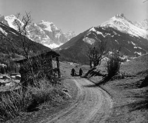 Stubaital. Landschaft mit Weg zu einer Ortschaft