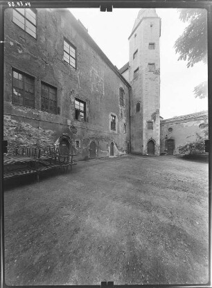 Glauchau. Schloß Hinterglauchau (1460-1470; Arnold von Westfalen, Umbau 1525). Schloßhof mit Treppenturm
