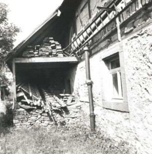 Colditz-Thumirnicht, Thumirnichter Platz 4. Wohnstallhaus mit Scheune (2. H. 19. Jh.). Wohnstallhaus. Ehemaliger Backofen (Feldseite)