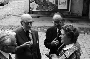 24 Tagung 1974 Chemiker: Zigarettenpause: Grhard Herzberg, Robert S. Mulliken, Edwin M. Mc Millan, Frau Mc Millan