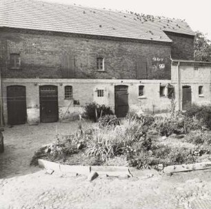Stallgebäude : Dreiseithof. Linkes Stallgebäude (um 1880)