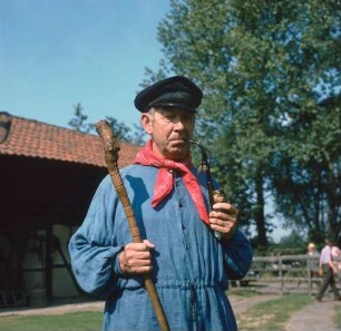 Theo Breider (ehem. Verkehrsdirektor der Stadt Münster) als Kiepenkerl verkleidet im Mühlenhof-Freilichtmuseum
