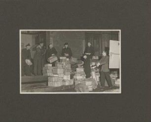 Postmitarbeiter verladen Pakete