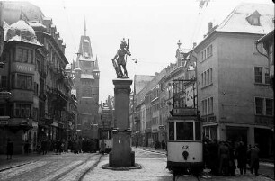Freiburg i. Br.: Bertoldsbrunnen mit Martinstor